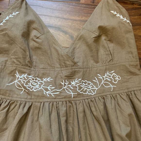 Beautiful brown vacation dress with white embroidery in size M - Picture 2 of 11